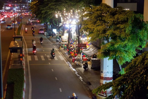 Vỉa hè đường Phạm Văn Đồng thành quán nhậu, bãi xe, ‘đẩy’ người đi bộ xuống lòng đường