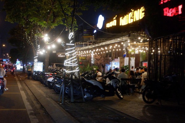 Vỉa hè đường Phạm Văn Đồng thành quán nhậu, bãi xe, ‘đẩy’ người đi bộ xuống lòng đường