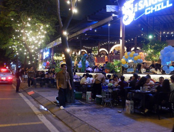 Vỉa hè đường Phạm Văn Đồng thành quán nhậu, bãi xe, ‘đẩy’ người đi bộ xuống lòng đường