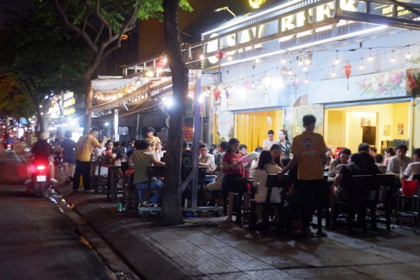 Vỉa hè đường Phạm Văn Đồng thành quán nhậu, bãi xe, ‘đẩy’ người đi bộ xuống lòng đường