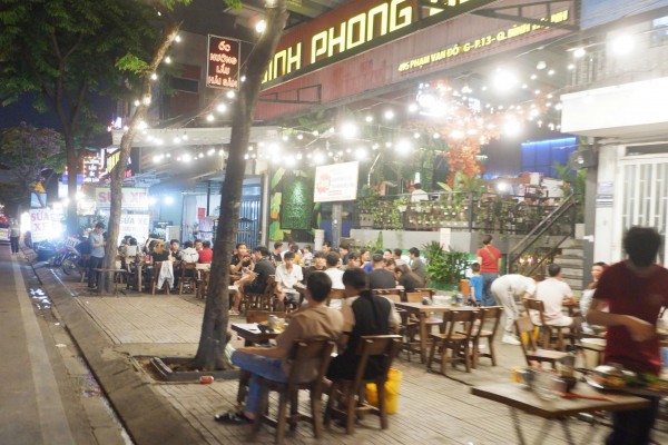 Vỉa hè đường Phạm Văn Đồng thành quán nhậu, bãi xe, ‘đẩy’ người đi bộ xuống lòng đường