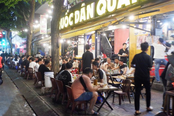 Vỉa hè đường Phạm Văn Đồng thành quán nhậu, bãi xe, ‘đẩy’ người đi bộ xuống lòng đường