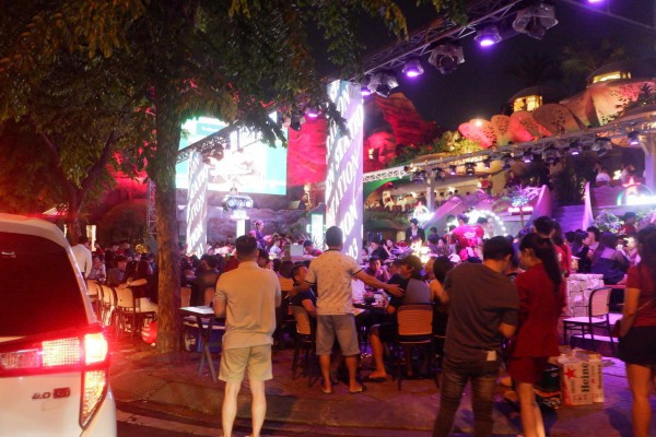 Vỉa hè đường Phạm Văn Đồng thành quán nhậu, bãi xe, ‘đẩy’ người đi bộ xuống lòng đường