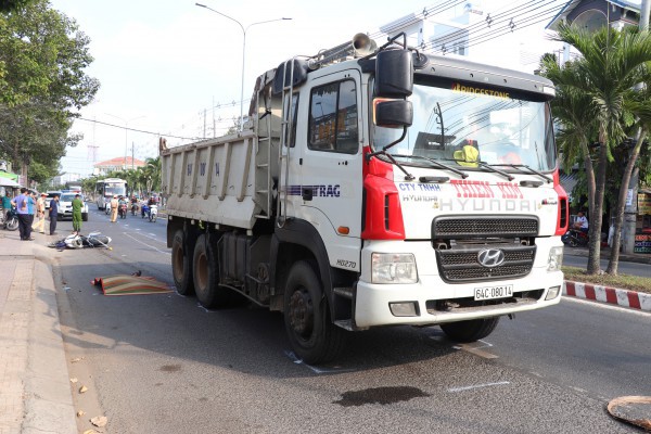 Vĩnh Long: Xe ben va chạm với xe máy, 1 người tử vong tại chỗ