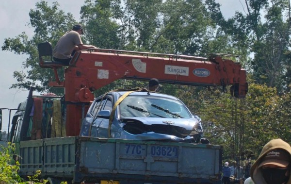 Vụ 2 thi thể dưới kênh Văn Phong: Ô tô lao xuống nước trong đêm