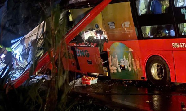 Vụ sạt lở tại đèo Khánh Lê khiến 6 người tử vong, 19 người bị thương: Tảng đá lớn rơi xuống trúng xe khách