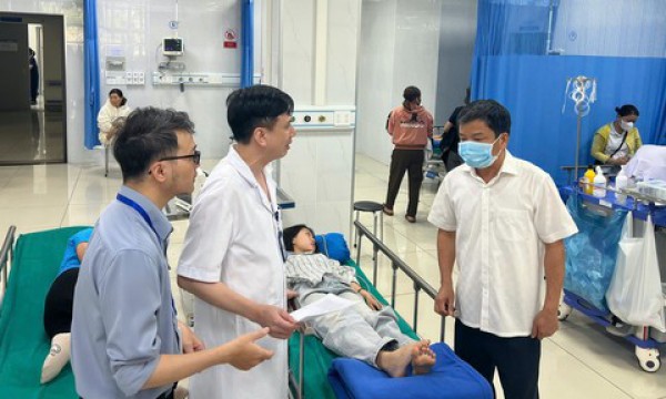 Vụ xe chở học sinh bị lật ngửa lúc sáng sớm: 20 học sinh bị thương