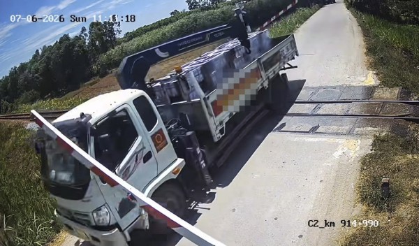 Vượt rào chắn đường sắt, tài xế đối diện mức phạt 42 triệu, tước bằng lái