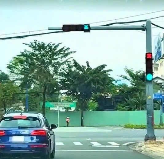 Xác minh clip ô tô ở TP.HCM chạy qua đèn tín hiệu nhảy loạn xạ Xác minh clip ô tô ở TP.HCM chạy qua đèn tín hiệu nhảy loạn xạ