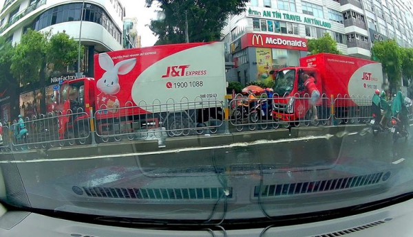 Xác minh làm rõ vụ tài xế J&T Express hung hăng tấn công đồng nghiệp trên đường