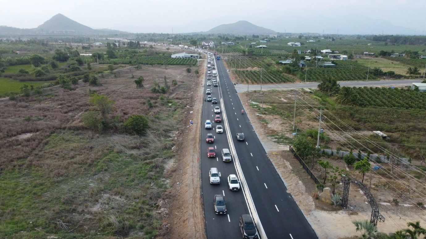 Xây cầu vượt QL1 ở nút giao Ba Bàu vào cao tốc Phan Thiết - Dầu Giây