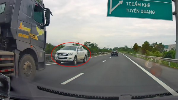 Xe bán tải liều lĩnh chạy ngược chiều cao tốc, bị xe tải ép đi lùi