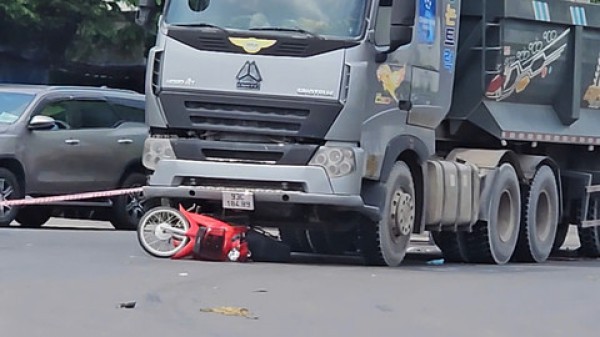 Xe ben cuốn xe máy vào gầm tại vòng xoay, 2 cô gái tử vong thương tâm
