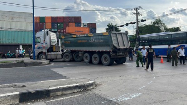 Xe ben quay đầu cuốn xe máy vào gầm, cán cụ ông tử vong