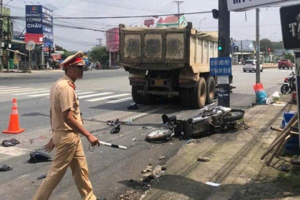 Xe ben tông nhiều xe máy rồi kéo lê dưới gầm, 3 người đi cấp cứu