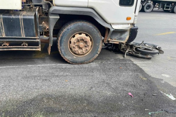 Xe ben tông nhiều xe máy rồi kéo lê dưới gầm, 3 người đi cấp cứu