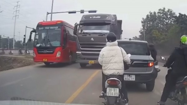 Xe ben và xe khách 