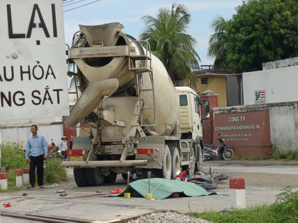 Xe bồn va chạm xe máy, 2 phụ nữ tử vong