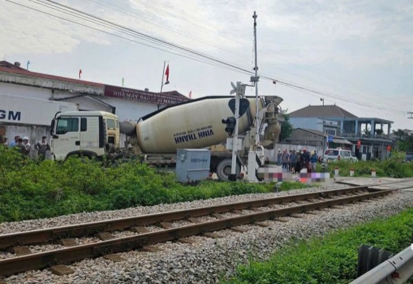 Xe bồn va chạm xe máy, 2 phụ nữ tử vong