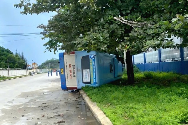 Xe buýt bị lật trong khu công nghiệp ở Khánh Hòa Xe buýt bị lật trong khu công nghiệp ở Khánh Hòa