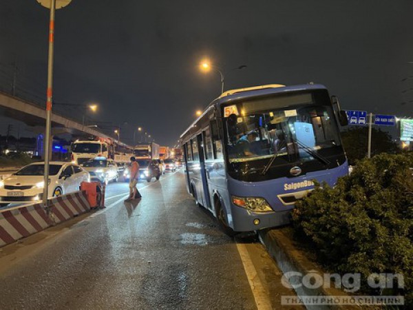 Xe buýt lao lên “ngồi” trên dải phân cách, tài xế nói bị xe taxi ‘giành đường’