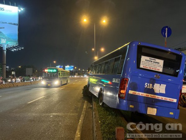 Xe buýt lao lên “ngồi” trên dải phân cách, tài xế nói bị xe taxi ‘giành đường’