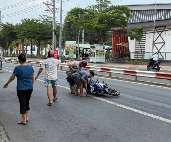 Xe cẩu làm đổ nhớt ra đường khiến hàng chục xe máy trượt ngã