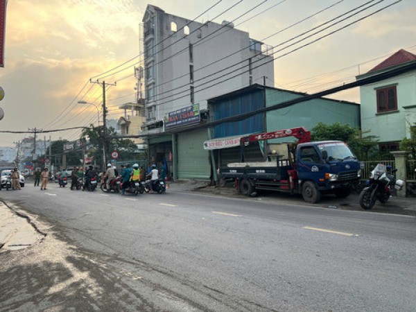 Xe cẩu lao qua làn đường ngược chiều tông xe phân khối lớn Z1000, một người tử vong