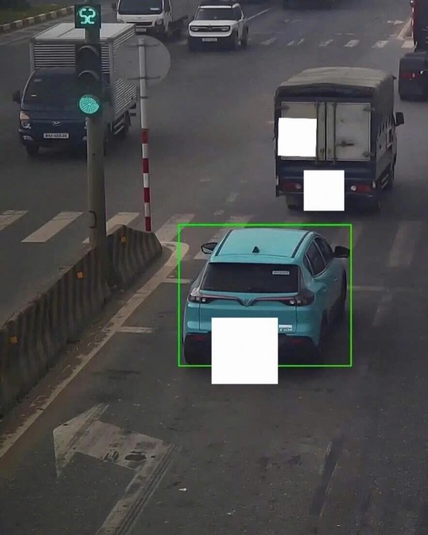 Xe chạy thẳng trên làn đường rẽ trái lúc đèn xanh, tài xế có bị phạt?