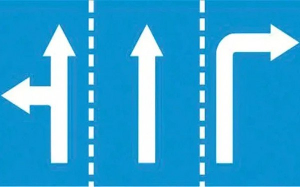 Xe chạy thẳng trên làn đường rẽ trái lúc đèn xanh, tài xế có bị phạt?