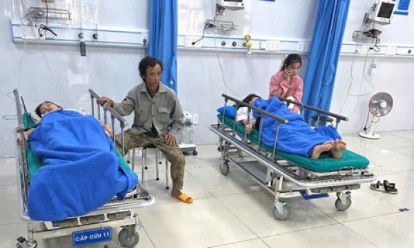 Xe chở 20 học sinh bị lật ngửa trên quốc lộ 19B, nhiều em bị thương