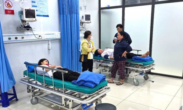 Xe chở 20 học sinh bị lật ngửa trên quốc lộ 19B, nhiều em bị thương
