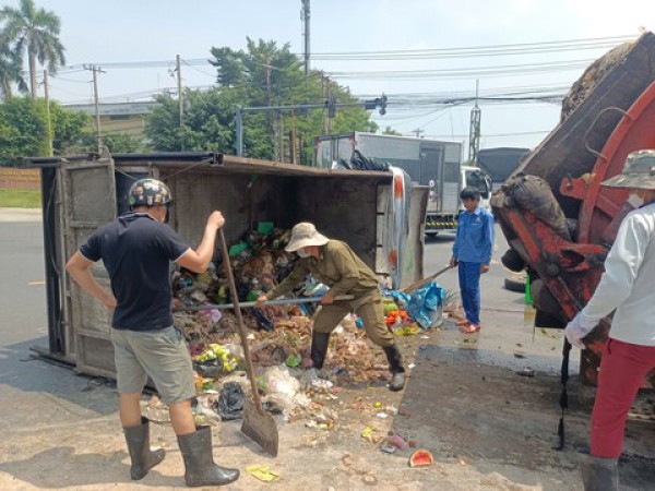 Xe chở rác lật chắn ngang đường ở Bình Dương