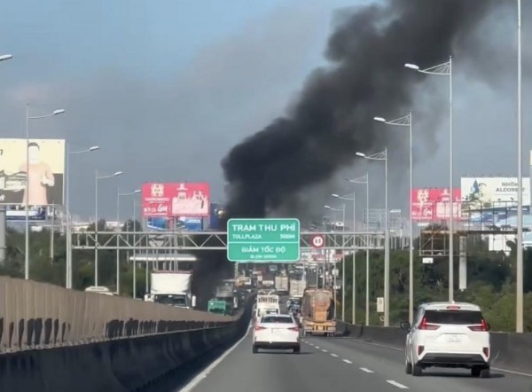 Xe container cháy ngùn ngụt trên cao tốc TPHCM-Long Thành- Dầu Giây