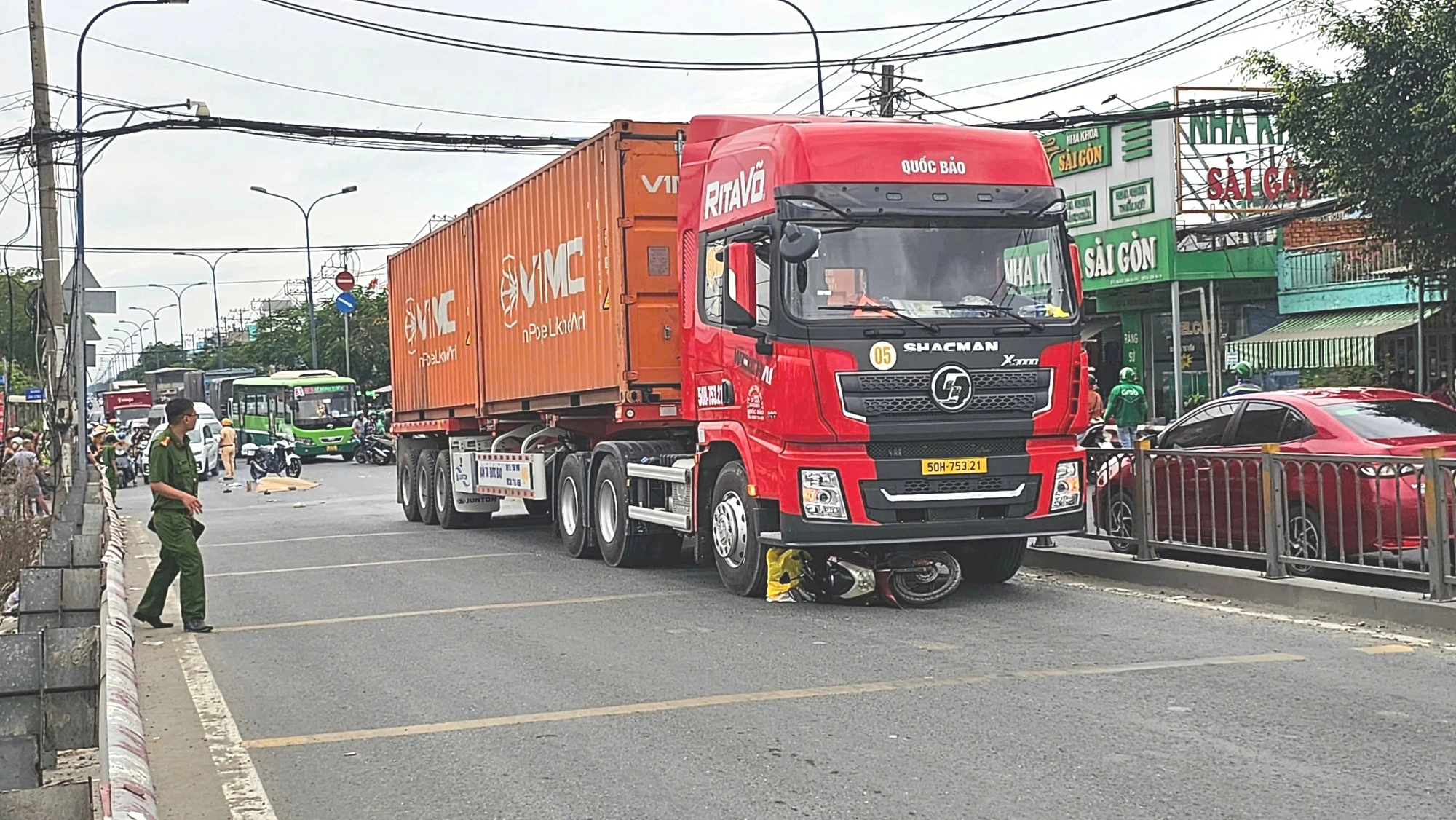 Xe container cuốn xe máy vào gầm ở Bình Chánh, 1 người tử vong