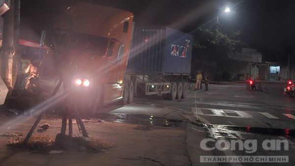 Xe container lao lên vỉa hè tông vào nhóm Dân phòng đang tuần tra, hai người thương vong