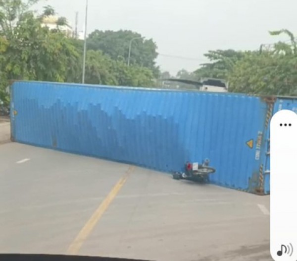 Xe container lật đè gãy đôi xe máy, nam thanh niên thoát chết thần kỳ