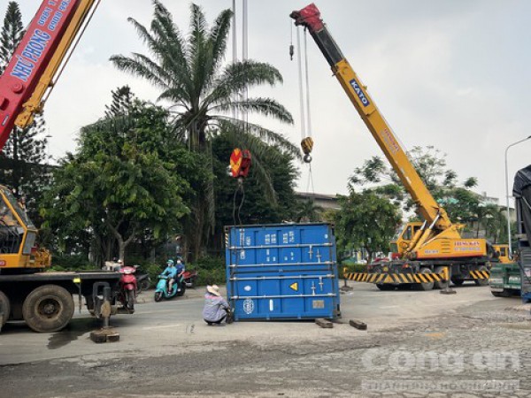 Xe container lật đè gãy đôi xe máy, nam thanh niên thoát chết thần kỳ