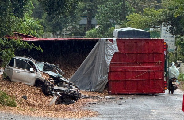 Xe container lật đè ô tô làm 5 người bị thương