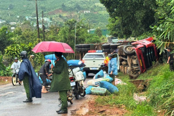 Xe container lật đè ô tô làm 5 người bị thương