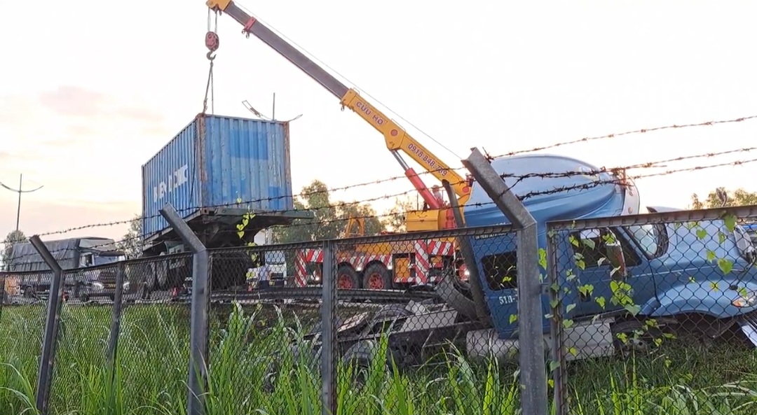 Xe container tông gãy hàng chục mét hộ lan, “bay” ra khỏi đường cao tốc
