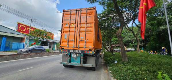 Xe container va ngã cây xanh trên đường Trần Văn Giàu: Ai đúng, ai sai? Xe container va ngã cây xanh trên đường Trần Văn Giàu: Ai đúng, ai sai?