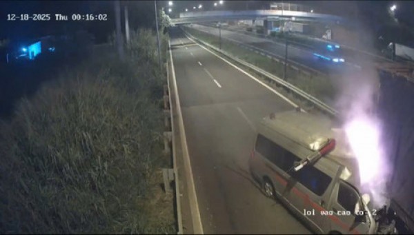 Xe cứu thương bốc cháy sau khi tông vào đuôi xe đầu kéo, 3 người tử vong