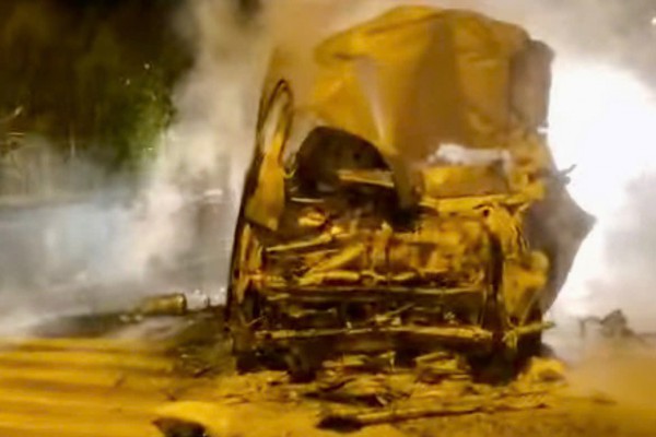 Xe cứu thương tông xe đầu kéo ở đường dẫn trạm dừng nghỉ cao tốc: 3 người tử vong