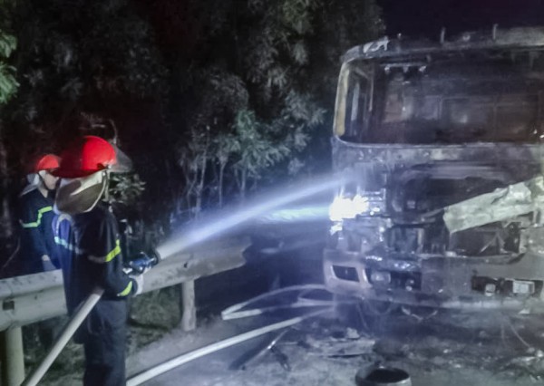 Xe đầu kéo bốc cháy dữ dội trên quốc lộ 12A, cabin bị thiêu rụi