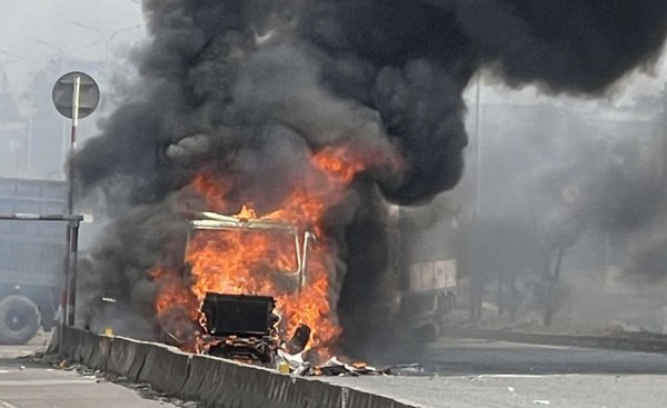 Xe đầu kéo bốc cháy dữ dội trên quốc lộ 51 ở Đồng Nai