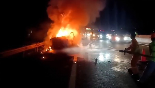 Xe đầu kéo bốc cháy ngùn ngụt trên cao tốc TP.HCM - Trung Lương