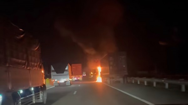 Xe đầu kéo bốc cháy ngùn ngụt trên cao tốc TP.HCM - Trung Lương