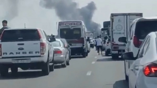 Xe đầu kéo bốc cháy trên cao tốc Trung Lương - Mỹ Thuận, giao thông ùn ứ