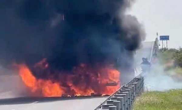 Xe đầu kéo bốc cháy trên cao tốc Trung Lương - Mỹ Thuận, giao thông ùn ứ